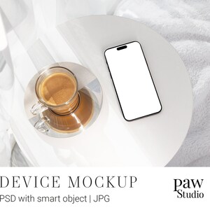 Telefoonmodel op ronde salontafel met koffie op witte achtergrond, digitaal model voor promotie via sociale media, presentatieapparaat