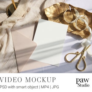 Mockup di scheda video, Mockup di scheda 5x7, Mockup di biglietto d'invito, Mockup di matrimonio, Mockup video, Scheda con busta, Mockup di presentazione Oro VGC