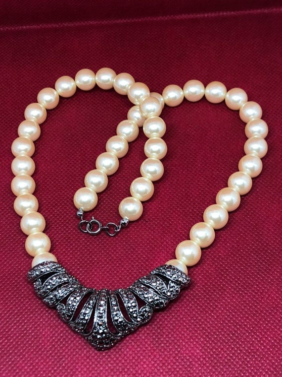 Elegant Vintage Faux Pearl 19" Necklace with Cent… - image 3