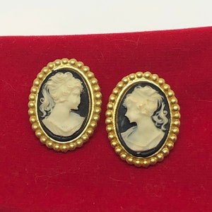 Vintage Victorian Style Medium Sized Cameo Earrings. Fair Condition (Please Read the Details)