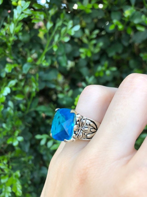 Beautiful Vintage Blue Cocktail Ring. Size 5