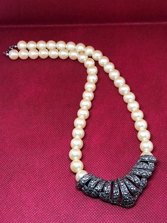 Elegant Vintage Faux Pearl 19" Necklace with Cent… - image 2
