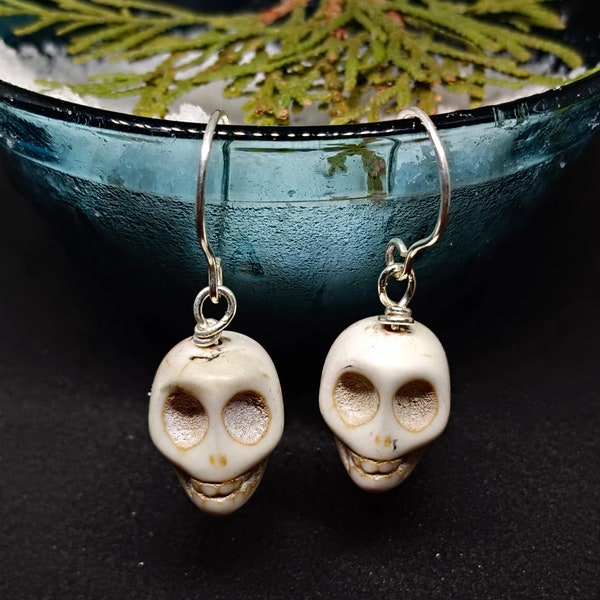 Boucle d'oreille tête de mort en pierre blanche Boucles d'oreilles tête de mort uniques sculptées à la main pour femme Boucles d'oreilles en argent sterling 925 Cadeau d'Halloween pour elle Bijoux faits main