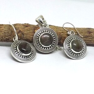 Conjunto de joyas de labradorita en plata de ley hecho a mano, pendientes redondos colgantes.