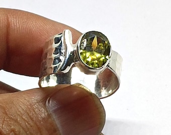 Hamrad peridotring i sterlingsilver • Oval ädelsten med statement-band
