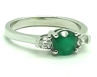 Anillo de plata de ley con esmeralda y detalles de circonitas (piedra natal de mayo)