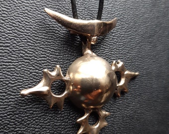 Ciondolo a forma di sole, realizzato a mano in bronzo fuso.