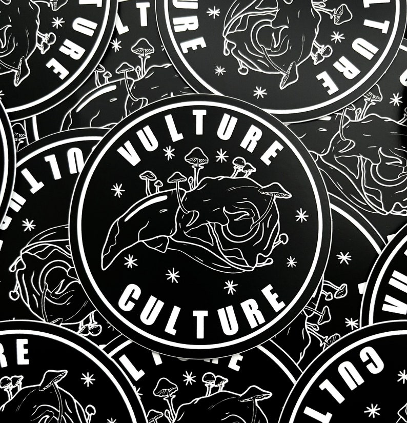 Peut inclure: Plusieurs autocollants noirs et blancs ronds. Chaque autocollant pr&eacute;sente le texte "VULTURE CULTURE" dans un cercle, avec une illustration de cr&acirc;ne de vautour et de champignons. Les autocollants ont une finition brillante.