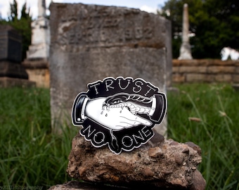 Sticker Ne faites confiance à personne. Faites confiance à personne tatoué. ne faites confiance à personne. Autocollant de tatouage traditionnel. tatouage de serpent. tatouage old school. autocollant de tatouage.