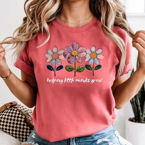 Helfende Kinder wachsen (weiß) - Komfortfarben, inspirierende Kindergärtnerin Shirt, Lehrer Wertschätzung, Vorschul Lehrer Shirt