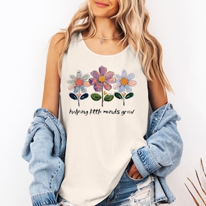 Helfende kleine Köpfe wachsen - Komfortfarben Tank, Kindergarten Floral Lehrer T-Shirt, Lehrer Wertschätzung, Vorschullehrer, Schulanfang