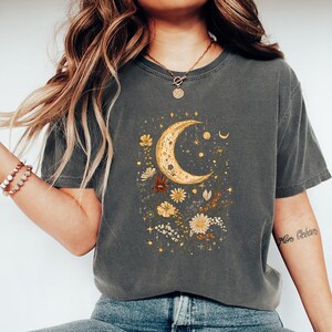 Luna Floral Celestial - Colores Confortables, Camiseta Celestial, Camiseta Astrológica, Camiseta Espiritual, Camiseta Estética, Camiseta Mística, Camiseta con Fases Lunares
