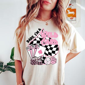 Bébé, je suis un joker - couleurs confortables, chemise cowgirl Ace Card, chemise cartes à jouer, t-shirt graphique western, t-shirt western vintage, country western