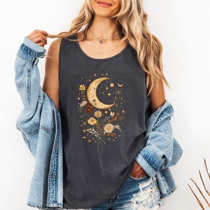 Luna Floral Celestial - Camiseta de tirantes con colores reconfortantes, camiseta celestial, camiseta astrológica, camiseta espiritual, camiseta estética, fases lunares místicas