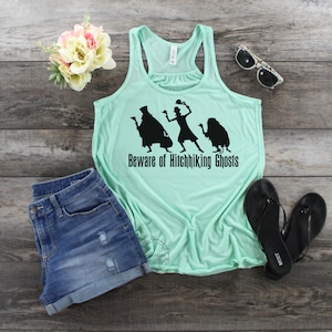 Hüten Sie sich vor Anhalter Geister - Womens Racerback Tank. dumme sterblichen Shirt, spukende Villa, Halloween-Shirt, Turm des Terrors Shirt, herbst