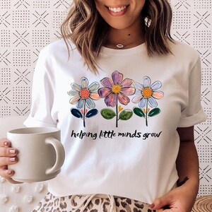Helfende kleine Köpfe wachsen - Inspirierendes Lehrer-T-Shirt, Kindergarten Shirt, Lehrer-T-Shirt, Lehrer Wertschätzung, Vorschul-Lehrer-T-Shirt