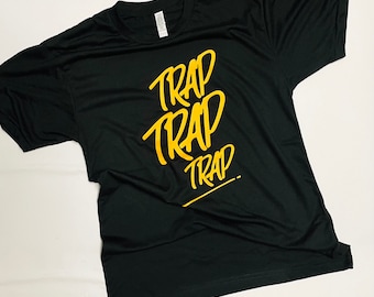 Camiseta gráfica TRAP: cuello redondo unisex de polialgodón