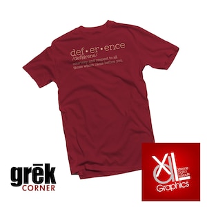 Könnte beinhalten: Ein weinrotes T-Shirt mit dem Wort "deference" definiert als "Höflichkeit und Respekt gegenüber allen, die vor uns gekommen sind". Das Shirt ist ein Herren-T-Shirt mit Rundhalsausschnitt und kurzen Ärmeln.