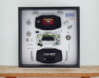 Oprawiona w czarną ramę grafika z demontażu Game Boy Advance: Retro Gamer Shadow Box