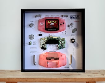 Oprawiona przezroczysta różowa grafika z demontażu Game Boy Advance: Retro Gamer Shadow Box