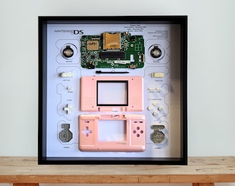 Oprawiona różowa grafika z demontażu Nintendo DS: retro konsola do gier