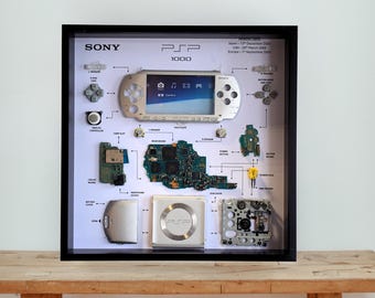 額装されたPSP 1000/2000分解済みコンソールアート：テクノロジー
