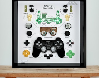 Arte emoldurada do controle DualShock do PS2: Caixa de sombra para gamer desmontado