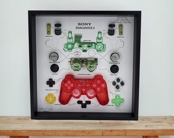 Arte emoldurada do controle DualShock do PS2 em vermelho transparente: Caixa de sombra para gamer desmontado