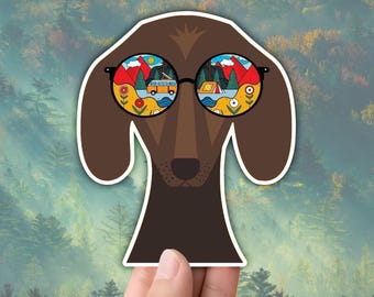 Naklejka Adventure Dog | Camping Dog z okularami przeciwsłonecznymi | Naklejka Van Life and Nature Travel | Idealna do dzienników, laptopów, butelek z wodą
