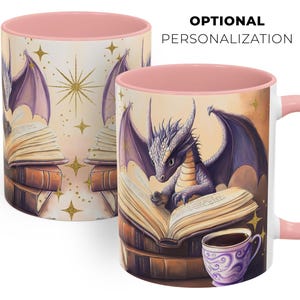 Puede incluir: Una taza de cer&aacute;mica rosa y blanca con un drag&oacute;n morado leyendo un libro. La taza tiene un borde dorado y un asa. El drag&oacute;n est&aacute; sentado en una pila de libros. Hay una taza de caf&eacute; y un platillo al lado del drag&oacute;n.