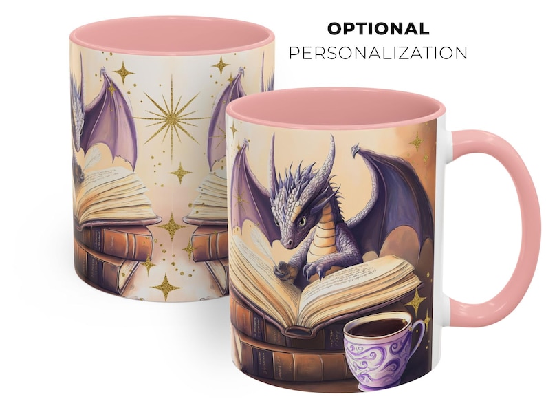 Puede incluir: Una taza de cer&aacute;mica rosa y blanca con un drag&oacute;n morado leyendo un libro. La taza tiene un borde dorado y un asa. El drag&oacute;n est&aacute; sentado en una pila de libros. Hay una taza de caf&eacute; y un platillo al lado del drag&oacute;n.