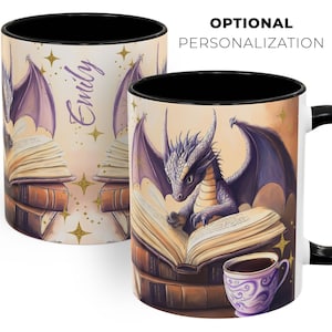 Puede incluir: Una taza de cer&aacute;mica blanca con asa y borde negros. La taza presenta un drag&oacute;n morado leyendo un libro con una taza de t&eacute; sobre una pila de libros. El texto "Emily" est&aacute; impreso en la taza.