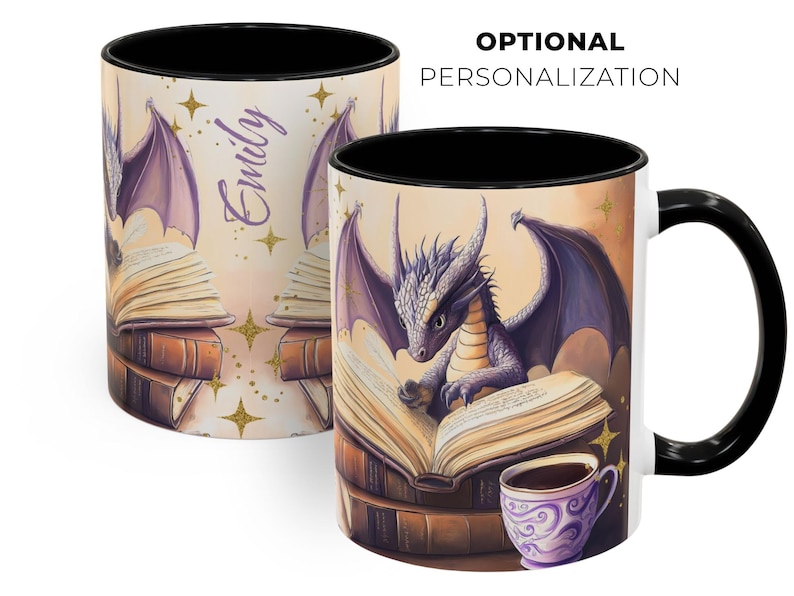 Puede incluir: Una taza de cer&aacute;mica blanca con asa y borde negros. La taza presenta un drag&oacute;n morado leyendo un libro con una taza de t&eacute; sobre una pila de libros. El texto "Emily" est&aacute; impreso en la taza.