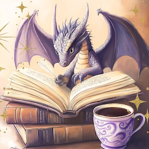 Puede incluir: Un drag&oacute;n morado con alas se sienta en una pila de libros, sosteniendo una pluma y leyendo un libro. Una taza de caf&eacute; se encuentra en la mesa junto al drag&oacute;n.