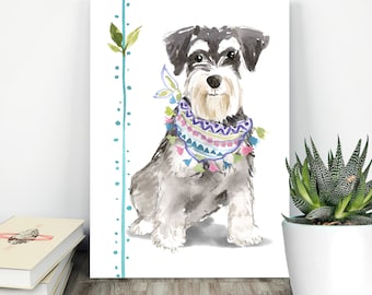 Pode incluir: Pintura em aquarela de um pequeno cão preto e cinza usando uma bandana colorida com borlas. O cão está sentado em um fundo branco com uma linha de padrão azul e branco no lado esquerdo da imagem.
