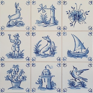 Pode incluir: Nove azulejos de cerâmica brancos com desenhos azuis pintados à mão. Os desenhos incluem um coelho, um moinho de vento, uma borboleta, uma pessoa segurando uma taça, uma raposa, um veleiro, uma cesta de frutas, uma torre e um pássaro. Cada azulejo tem uma borda decorativa.
