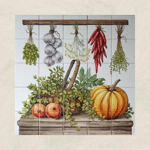 Pode incluir: Um backsplash de cozinha de azulejos brancos com uma barra de madeira rústica pendurada nele. A barra segura cachos de ervas, alho, pimentões vermelhos e uma abóbora. A abóbora está sentada em uma mesa de madeira com duas maçãs vermelhas.