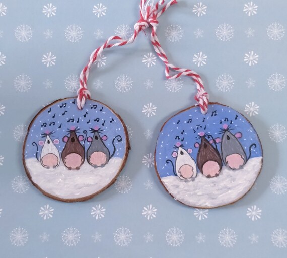 Lindos ratones navideños cantando villancicos en la nieve. - Etsy España