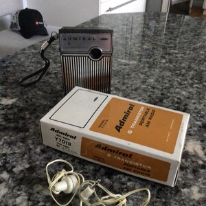 Radio AM portátil Admiral de 6 transistores