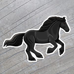Puede incluir: Una pegatina que muestra un caballo frisón negro en una pose dinámica de carrera. El caballo tiene una larga y fluida crin y cola negras, con pelos en los cascos. La ilustración utiliza contornos marcados y sombreado para definir su forma.