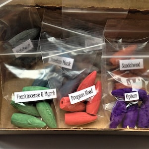 Puede incluir: Seis pequeñas bolsas de conos de incienso, cada una con un aroma diferente. Los aromas son Frankincense & Myrrh, Dragon's Blood, Sandalwood, Opium, Tibetan Musk y Patchouli.