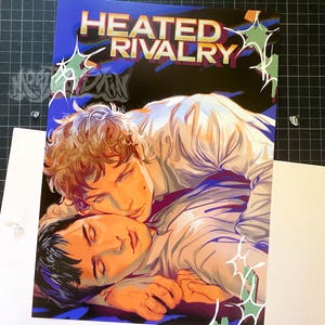 Può includere: Una stampa artistica rettangolare intitolata HEATED RIVALRY con un'illustrazione stilizzata di due persone vicine. Una persona con i capelli ricci si sporge su un'altra con i capelli scuri, entrambe indossano camicie chiare su sfondo scuro.