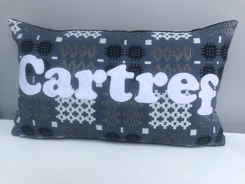 Cartref zipped cushion image 4