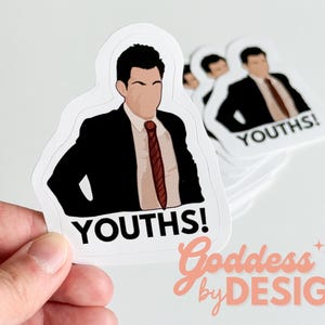 Può includere: Un adesivo bianco con un'illustrazione di un cartone animato di una persona che indossa un abito nero e una cravatta rossa. Il testo "YOUTHS!" è stampato in nero sull'adesivo.