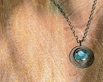 Pietra Impression Jasper in lunetta di ottone martellato