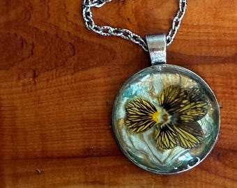 Ciondolo con fiori secchi