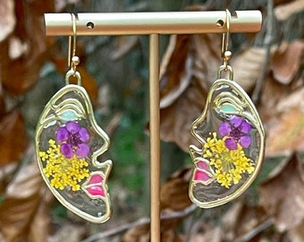Orecchini faccia astratta con fiori secchi
