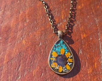 Ciondolo di fiori secchi