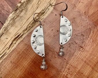 La luna ornata stampata a mano sulla base di mezza luna con bordo fossette e accentata con pietre preziose.