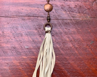 Ciondolo a nappa in pelle w / filo avvolto cristalli e ciondolo artigianale a cupola.